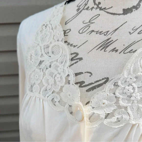 Vintage Vanity Fair Ivory Lace Nightgown Buttoned Robe - Picture 5 of 12